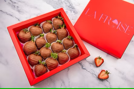 Aisha Box – Belgian milk chocolate dipped strawberries with drizzle, elegant Dubai chocolate strawberry gift box