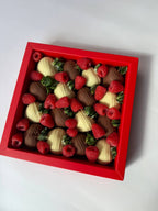 Aisha Mix Box – Belgian milk chocolate strawberries with soft drizzle, simple Dubai chocolate strawberry gift box