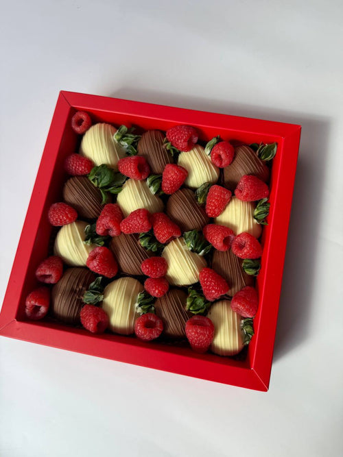 Aisha Mix Box – Belgian milk chocolate strawberries with soft drizzle, simple Dubai chocolate strawberry gift box