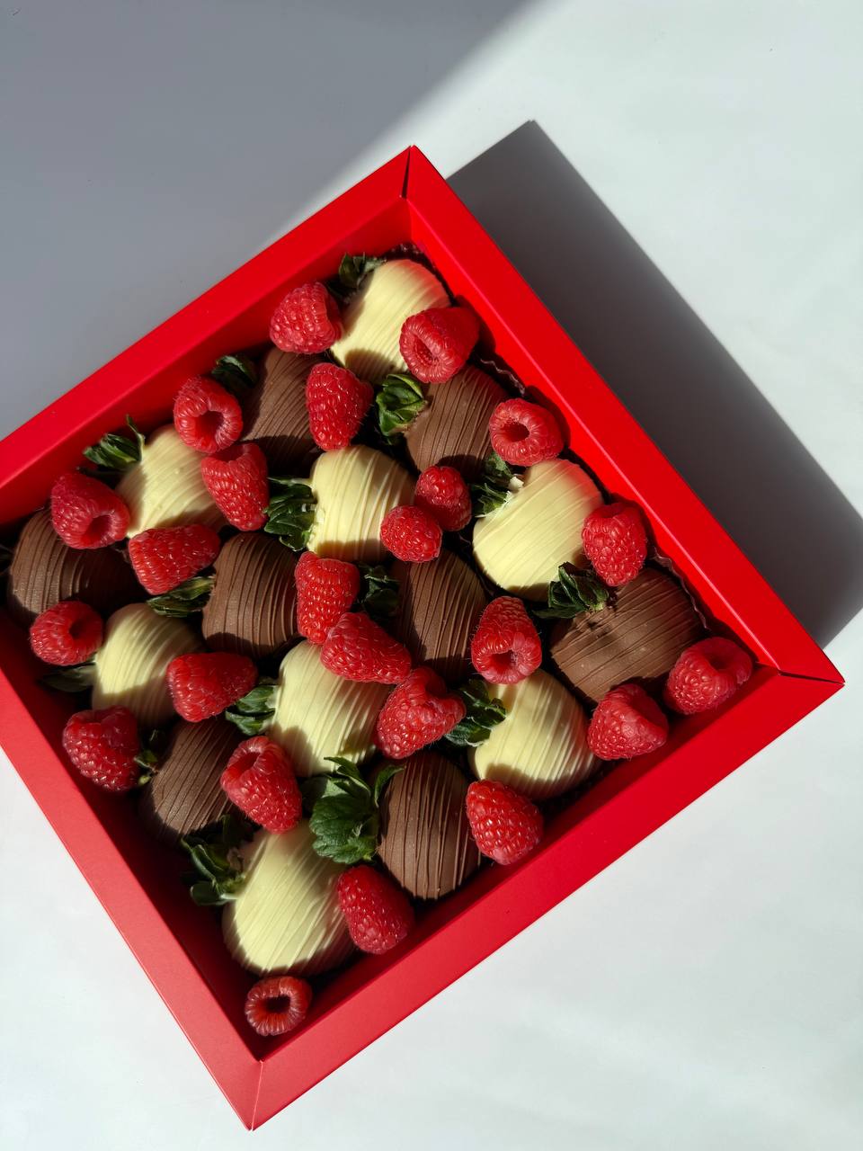 Aisha Mix Box – Belgian milk chocolate strawberries with soft drizzle, simple Dubai chocolate strawberry gift box