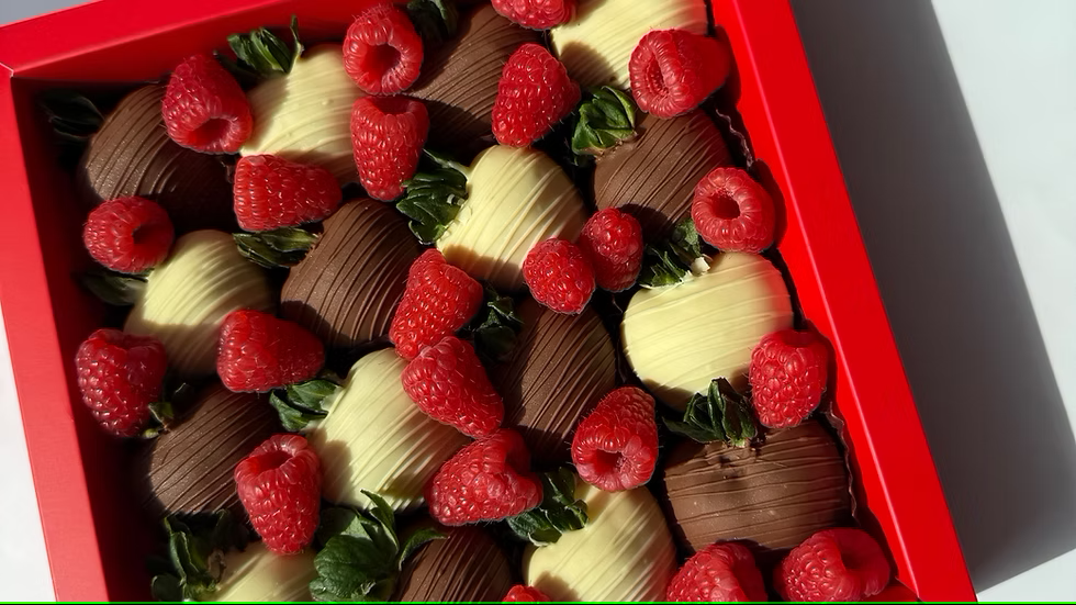 Aisha Mix Box – Belgian milk chocolate strawberries with soft drizzle, simple Dubai chocolate strawberry gift box