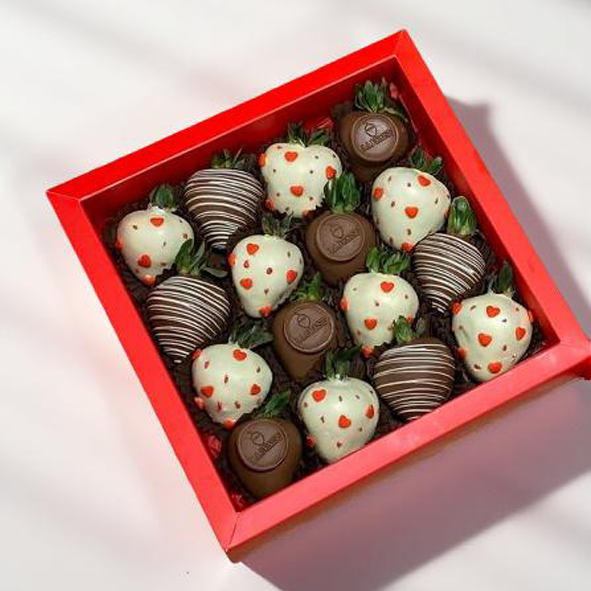 I Love You Box – milk and white chocolate strawberries with hearts and stripes, romantic Dubai chocolate gift box