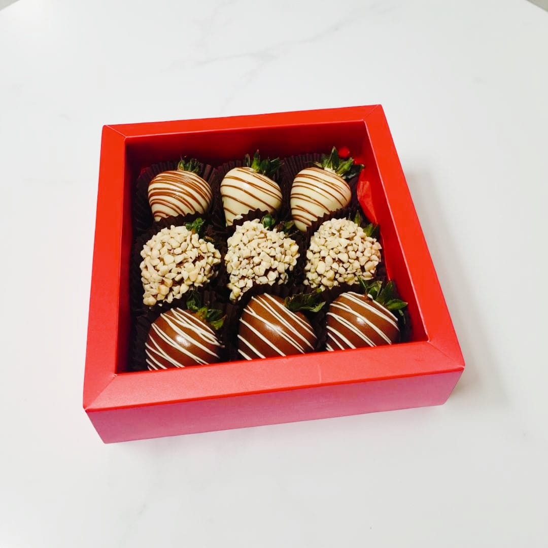 Lina Box – milk and white chocolate strawberries with drizzles and almonds, versatile Dubai chocolate gift box