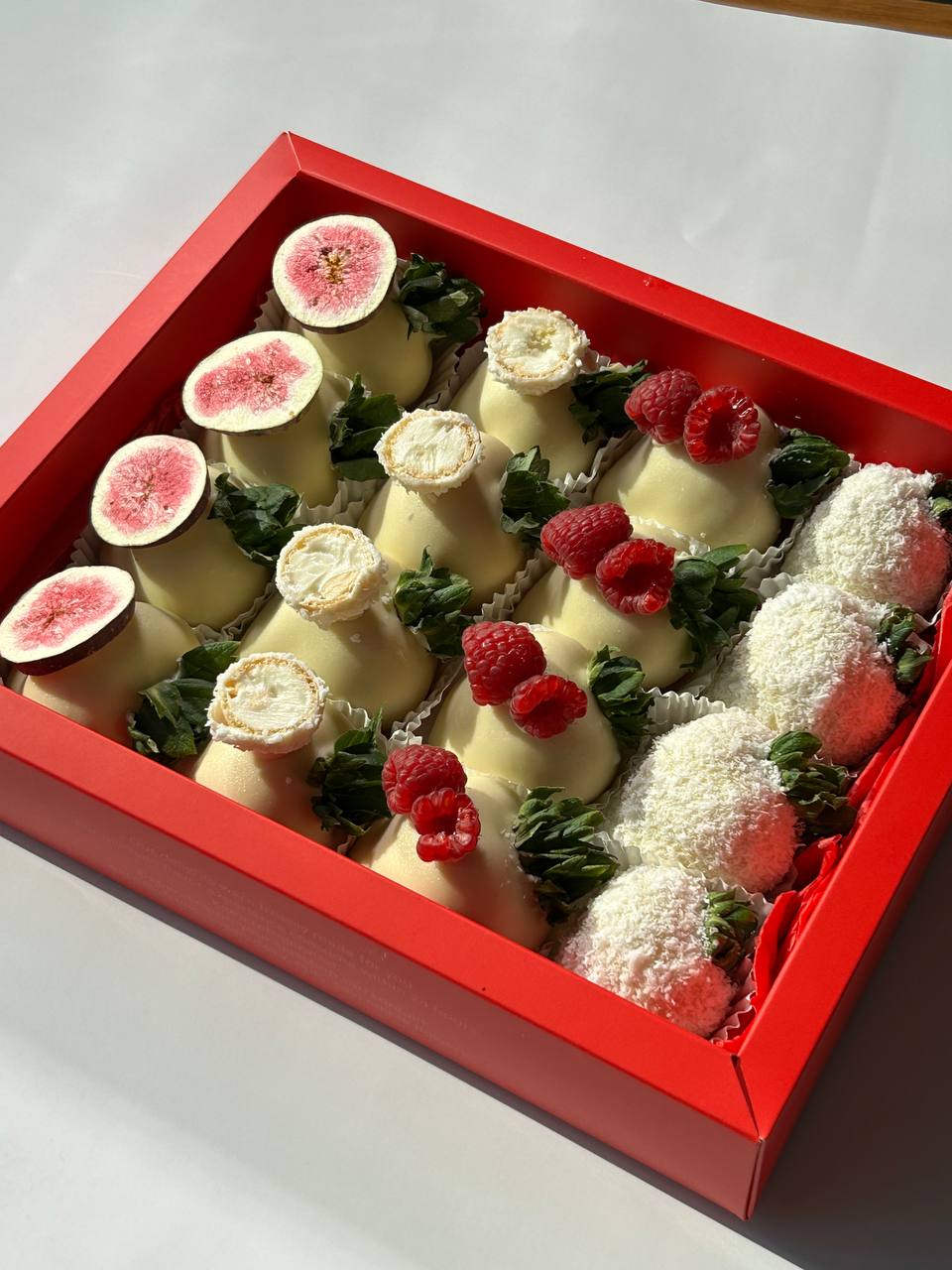 Amira Box – Belgian white chocolate strawberries with coconut, raspberries, figs and gold, luxury Dubai gift box