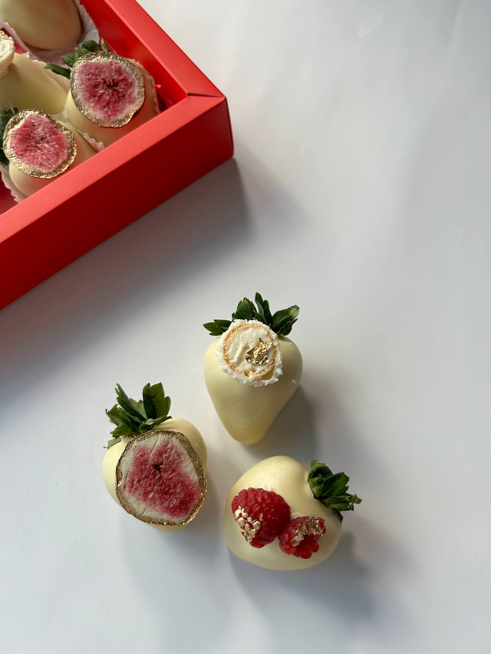 Amira Box – Belgian white chocolate strawberries with coconut, raspberries, figs and gold, luxury Dubai gift box