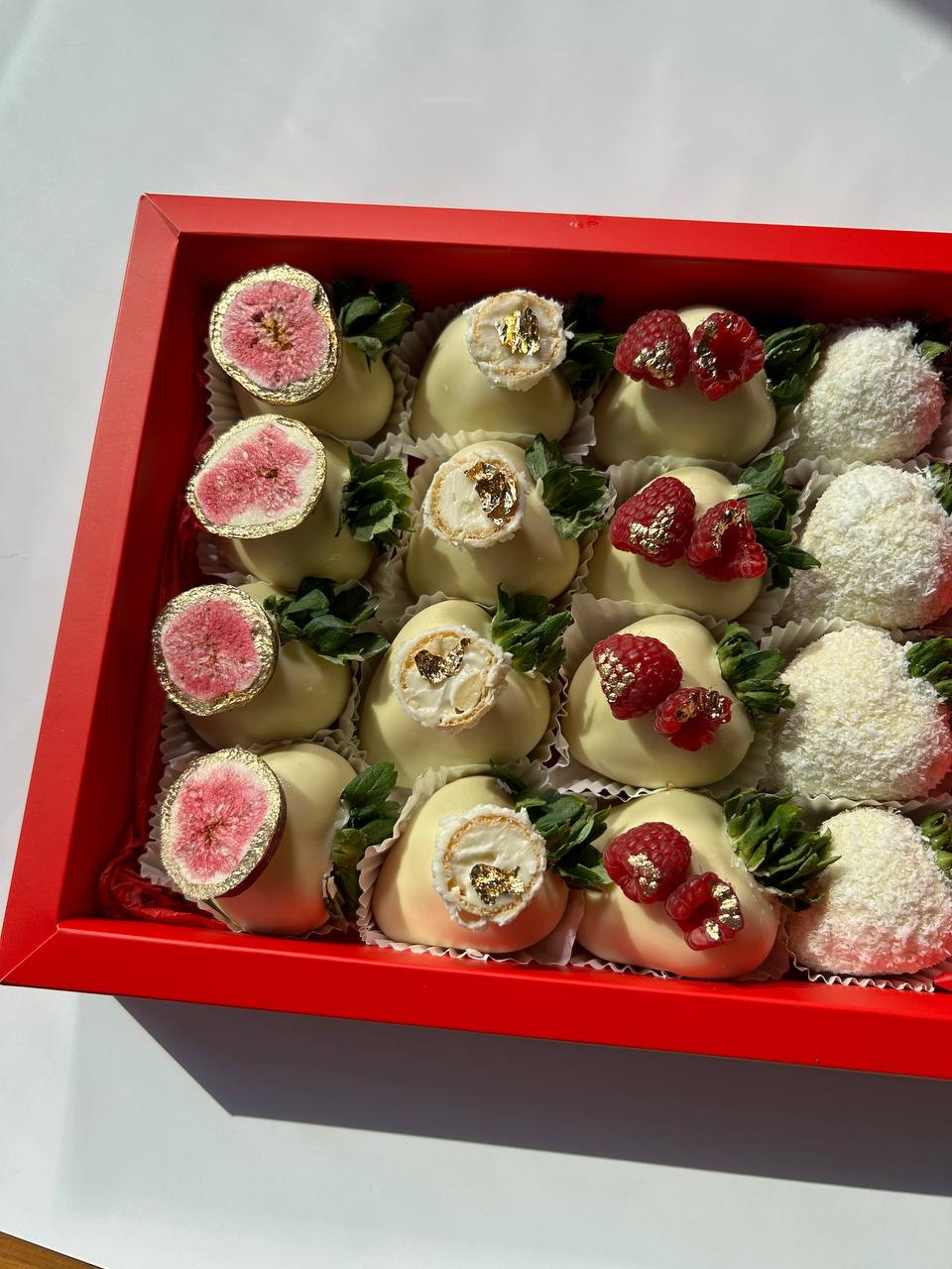 Amira Box – Belgian white chocolate strawberries with coconut, raspberries, figs and gold, luxury Dubai gift box