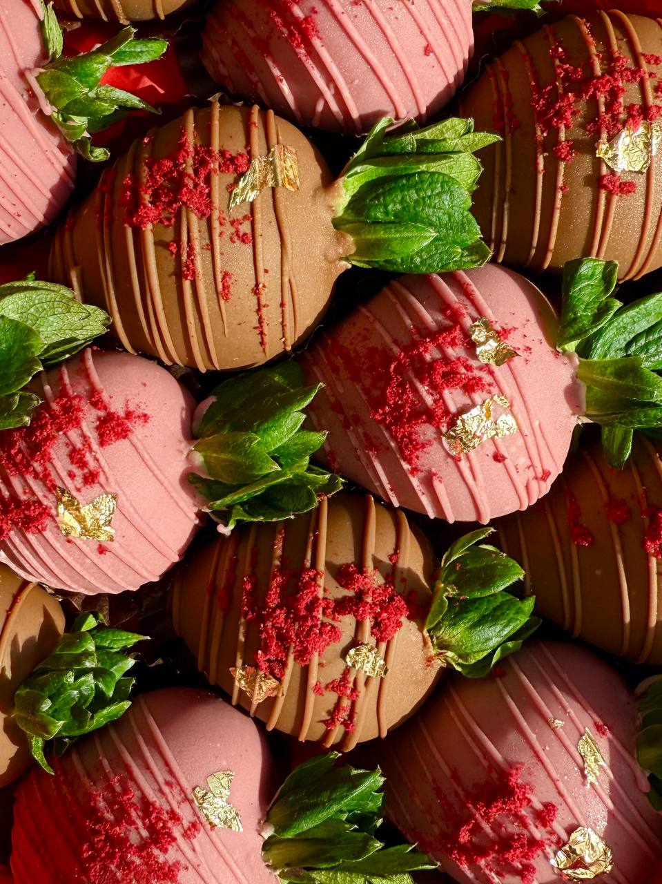 Aya Box – milk and ruby chocolate dipped strawberries with gold dust and raspberry freckles, Dubai gift box