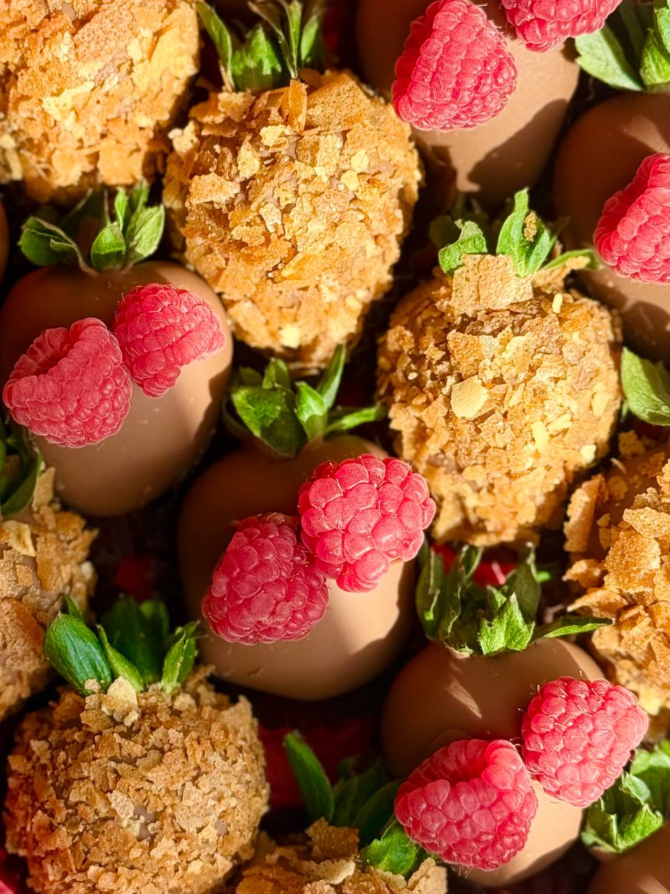 Deena Box – strawberries with gold raspberries and French biscuit wafer, refined Dubai chocolate strawberry gift box