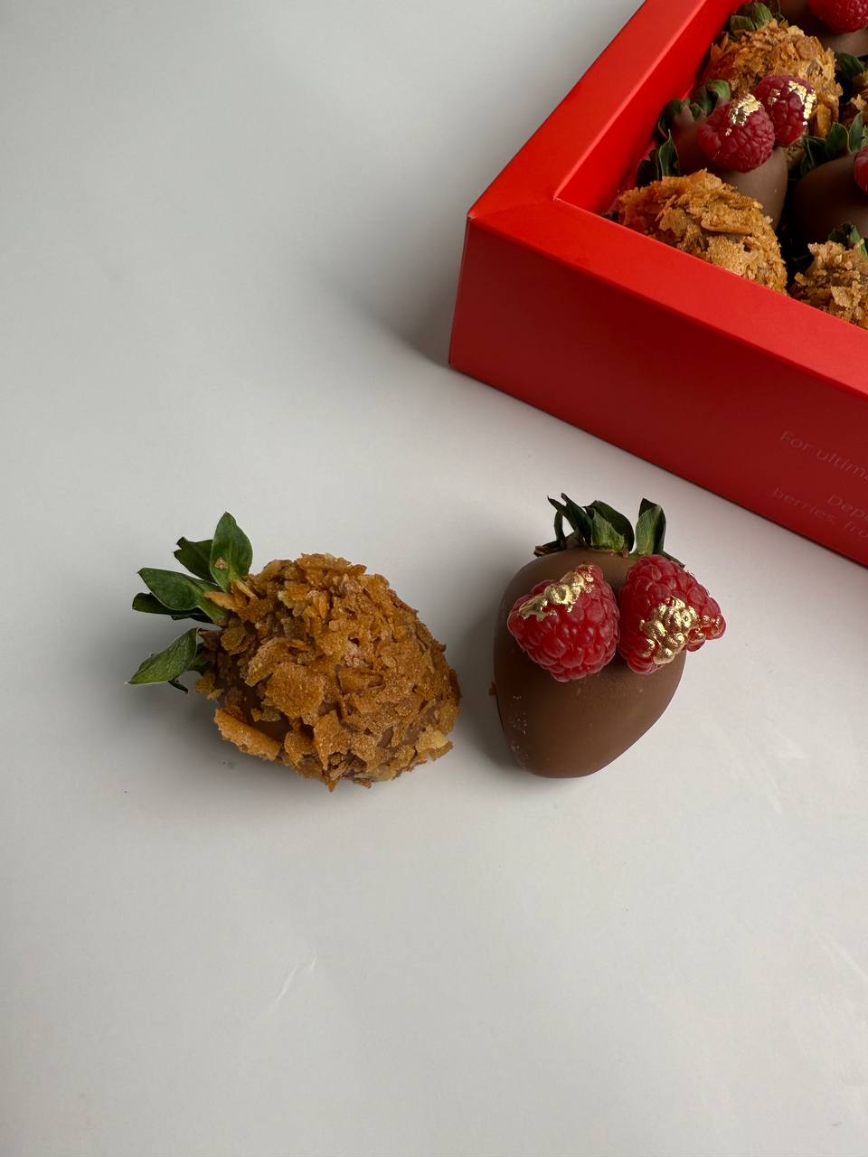 Deena Box – strawberries with gold raspberries and French biscuit wafer, refined Dubai chocolate strawberry gift box