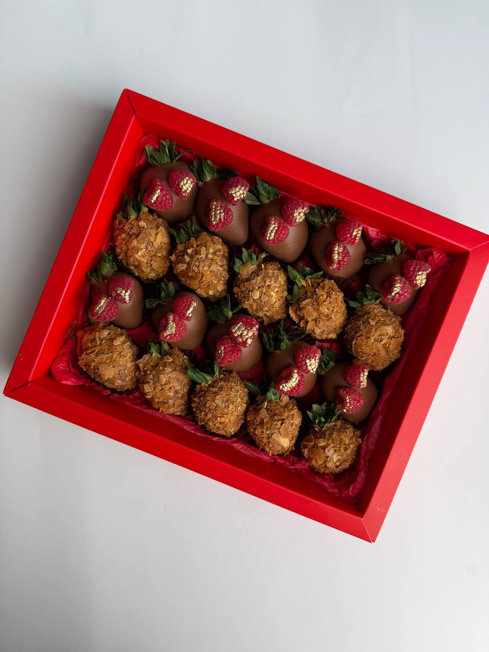 Deena Box – strawberries with gold raspberries and French biscuit wafer, refined Dubai chocolate strawberry gift box
