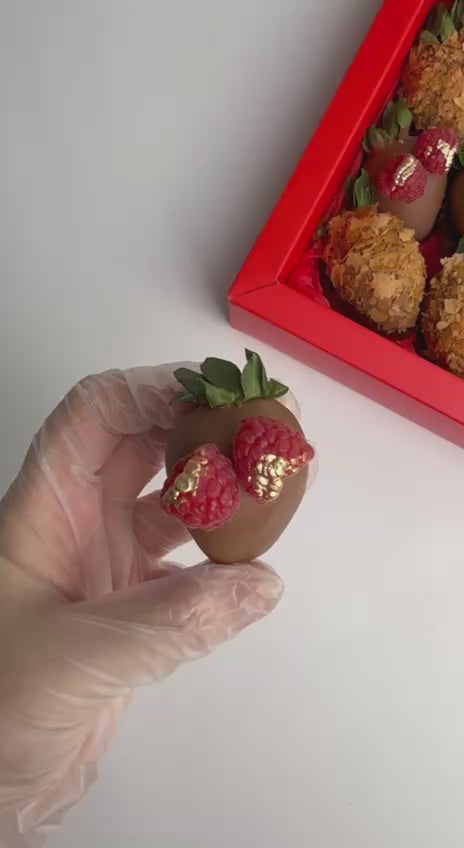 Deena Box – strawberries with gold raspberries and French biscuit wafer, refined Dubai chocolate strawberry gift box
