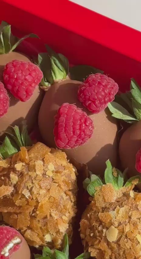 Deena Box – strawberries with gold raspberries and French biscuit wafer, refined Dubai chocolate strawberry gift box