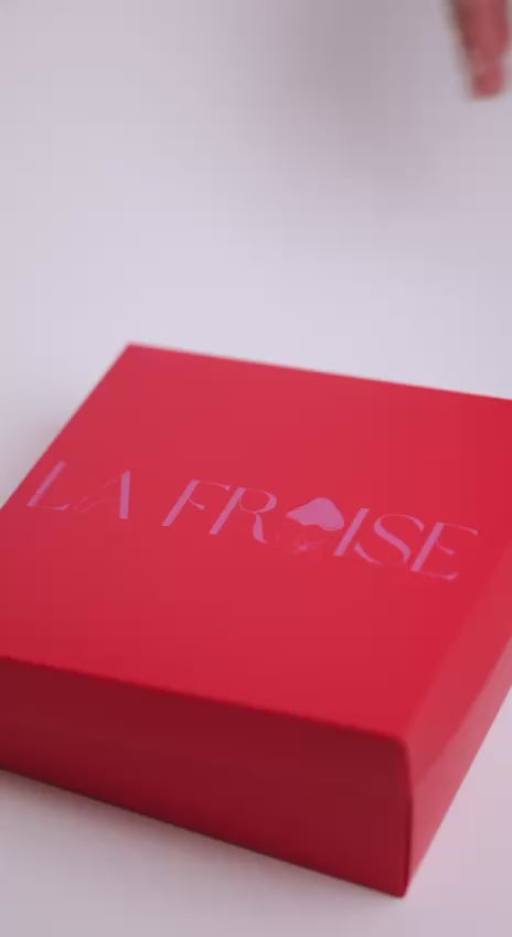 Sara Box – milk chocolate strawberries with drizzle, freeze-dried figs, and gold shimmer, elegant Dubai gift box