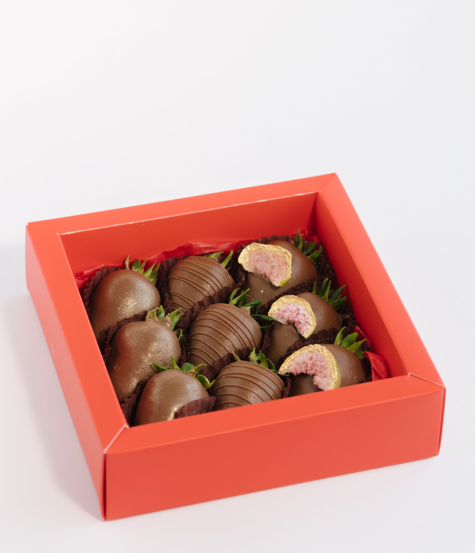 Sara Box – milk chocolate strawberries with drizzle, freeze-dried figs, and gold shimmer, elegant Dubai gift box