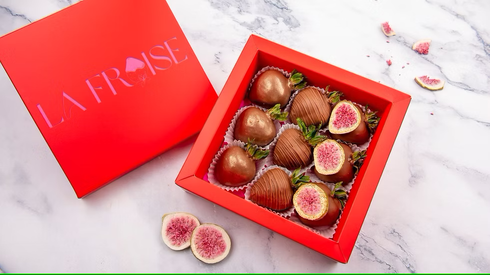 Sara Box – milk chocolate strawberries with drizzle, freeze-dried figs, and gold shimmer, elegant Dubai gift box
